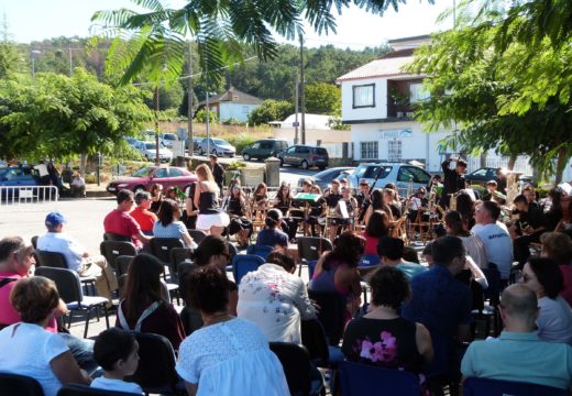 Preto de cen nenos e nenas, de entre 7 e 15 anos, participan no encontro das bandas de música infantís e xuvenís de Meaño e Lousame